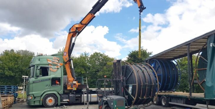 Cargomatic - Livraison grutage et levage avec camion grue de câbles tourets