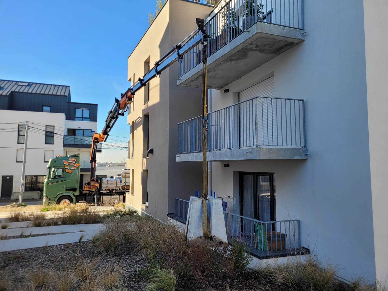 Livraison directe sur chantier avec camion grue d'un plot