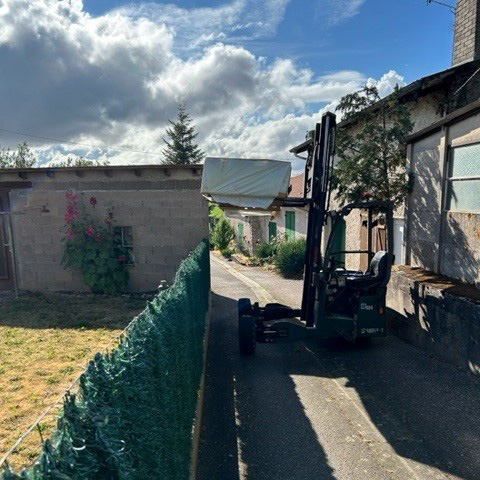 Livraison directe domicile par une ruelle d'un abri de jardin via un chariot élévateur