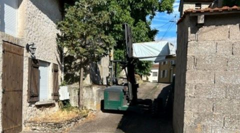 Livraison directe domicile par une ruelle d'un abri de jardin via un chariot élévateur
