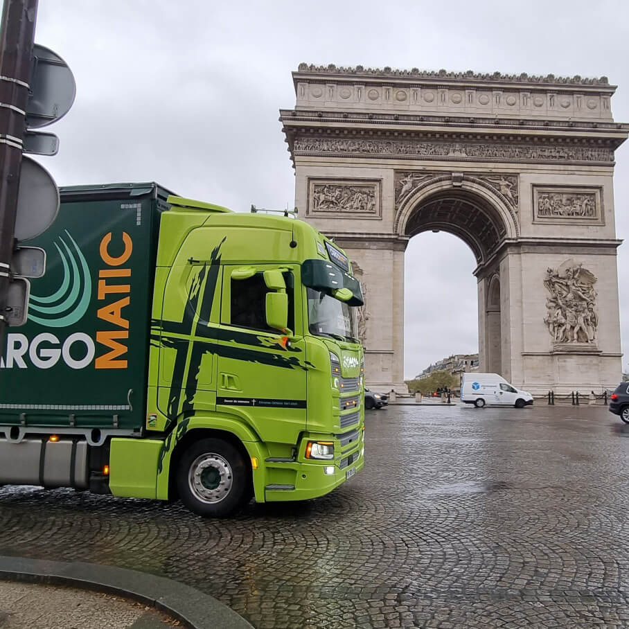 Cargomatic livraison à Paris près de l'Arc de Triomphe avec Chariot embarqué 