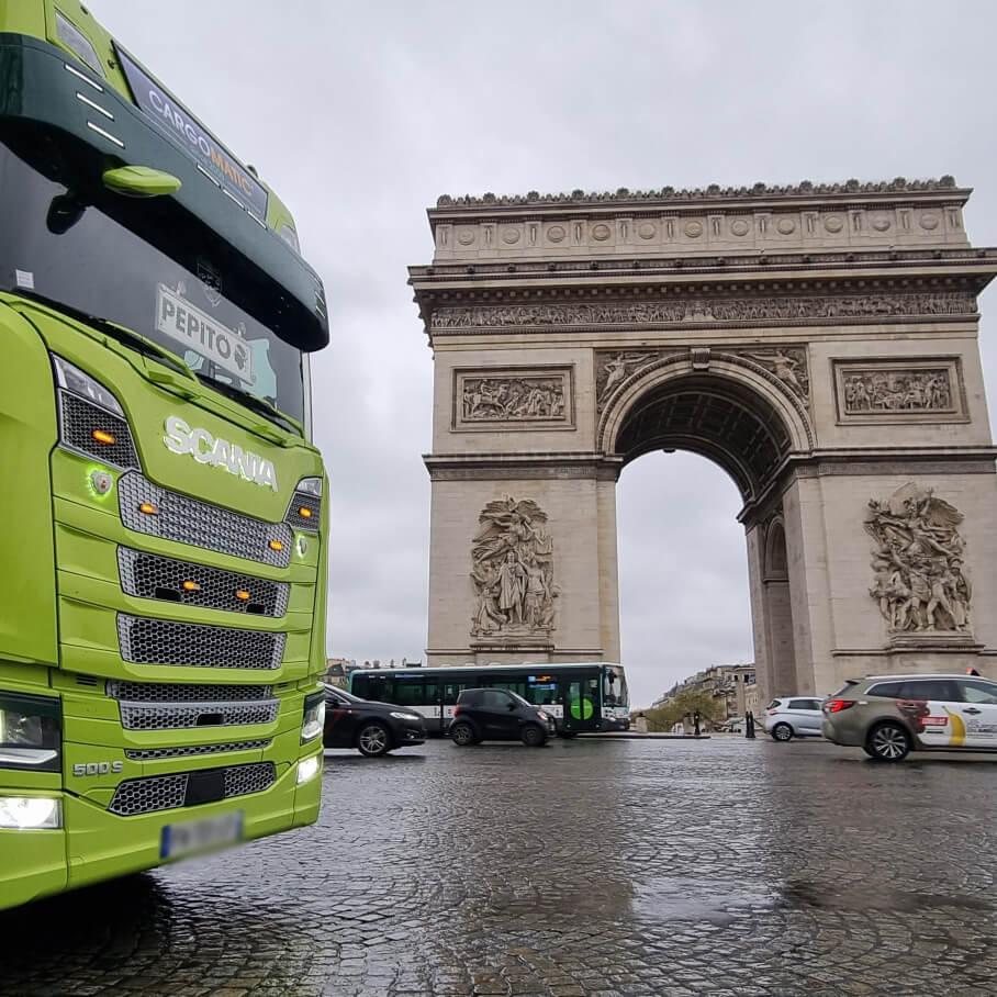 Cargomatic livraison à Paris près de l'Arc de Triomphe avec Chariot embarqué 