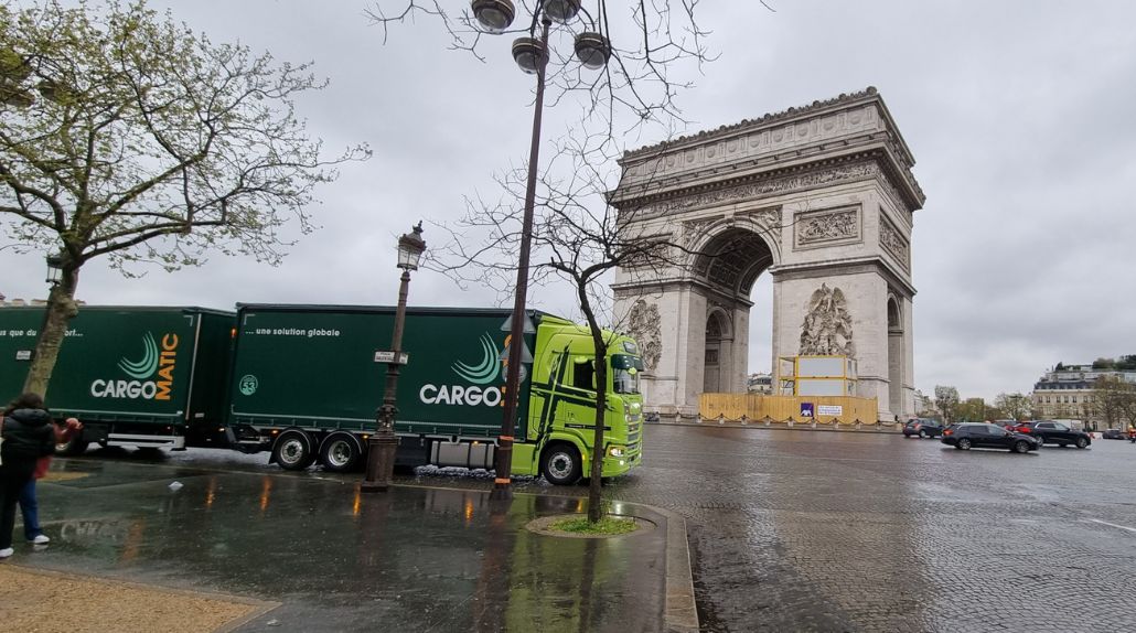 Cargomatic livraison à Paris près de l'Arc de Triomphe avec Chariot embarqué