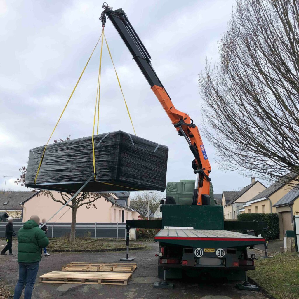 Livraison domicile avec camion grue d'un spa de nage