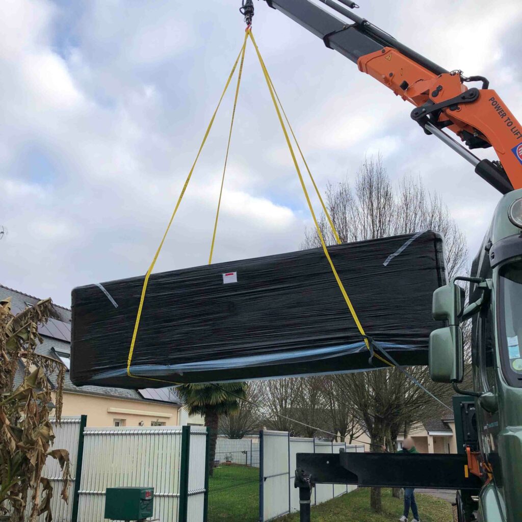 Livraison domicile avec camion grue d'un spa de nage