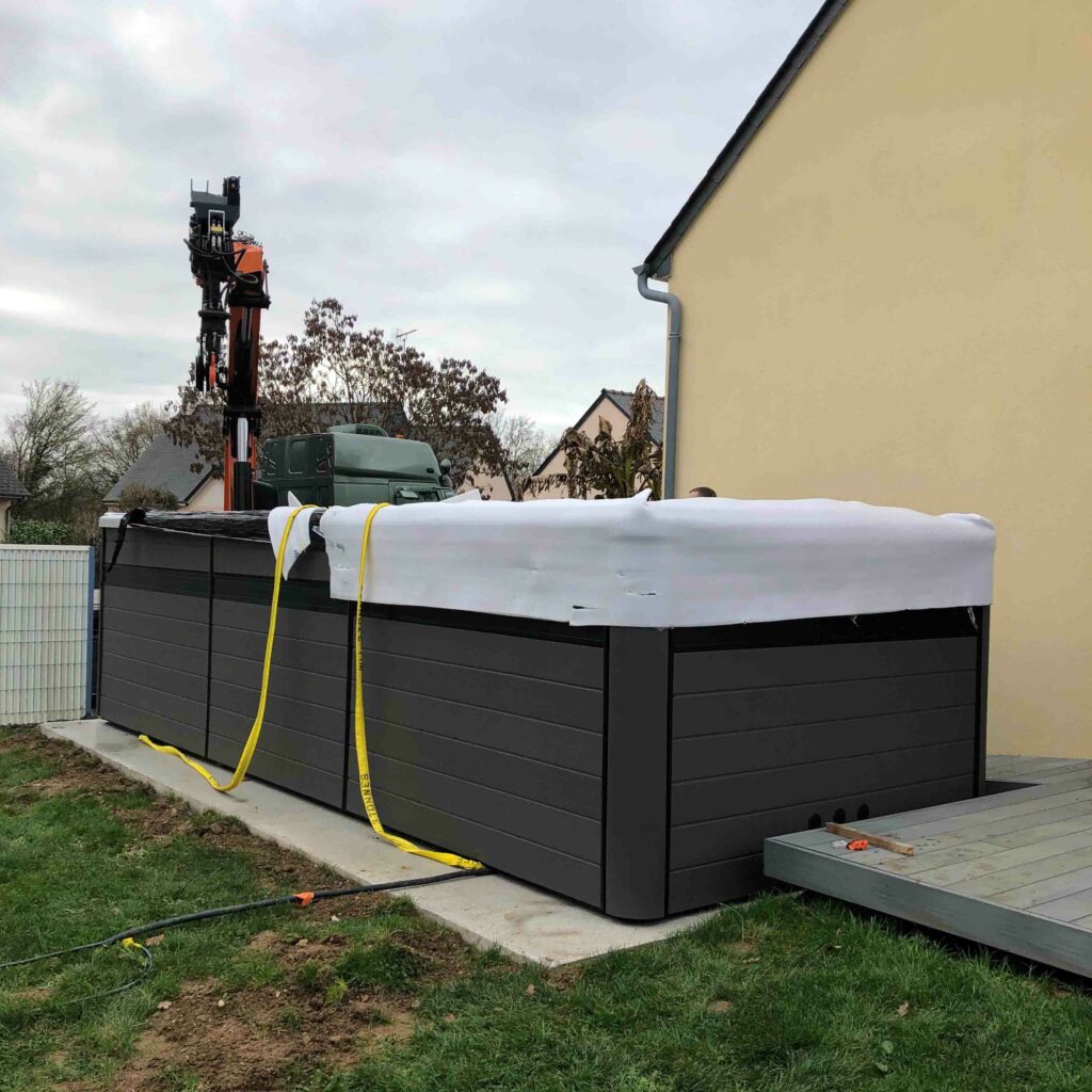 Livraison domicile avec camion grue d'un spa de nage