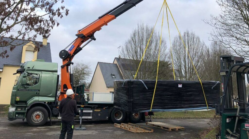 Livraison domicile avec camion grue d'un spa de nage