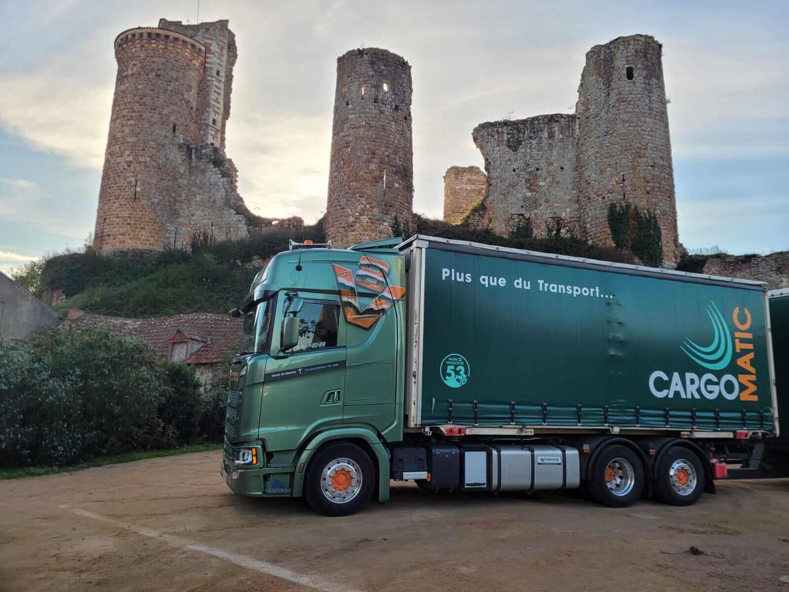 Camion Cargomatic devant le Château d'Hérisson