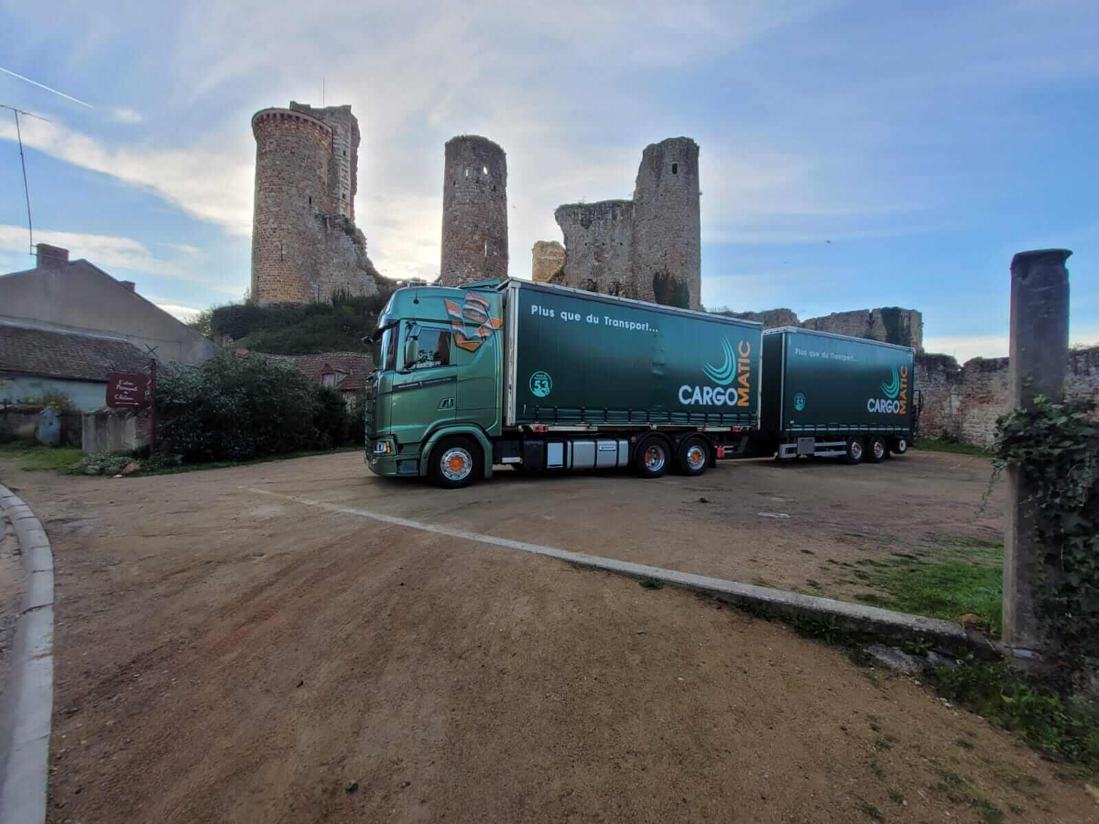 Camion Cargomatic devant le Château d'Hérisson