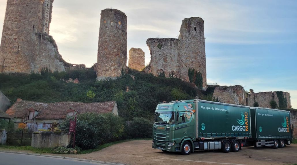 Camion Cargomatic devant le Château d'Hérisson