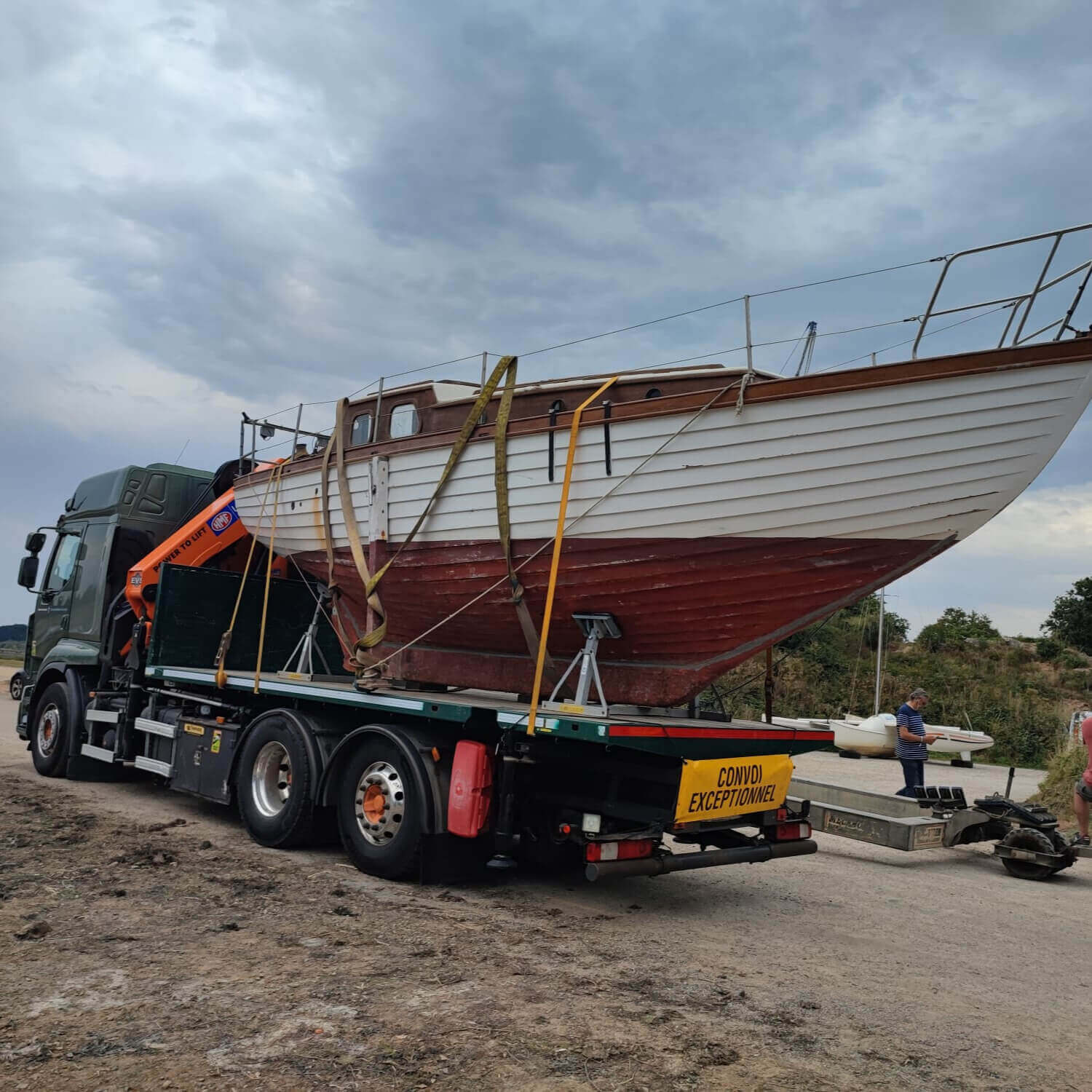 Chargement & déchargement avec grue intégrée bateau gite