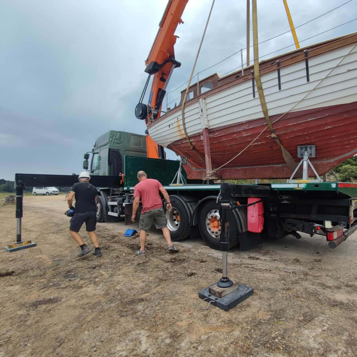 Chargement & déchargement avec grue intégrée bateau gite 