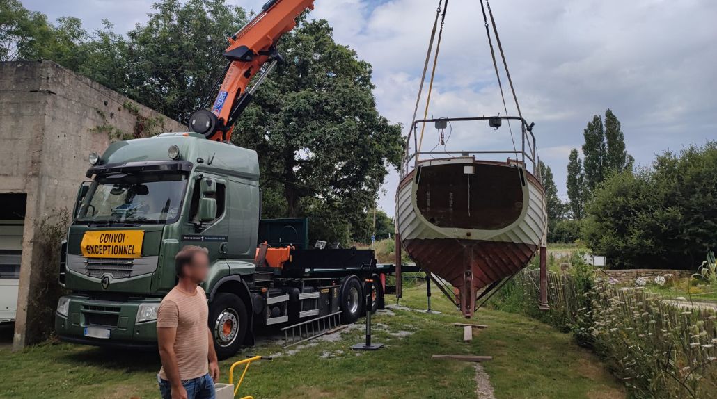 Chargement & déchargement avec grue intégrée bateau gite