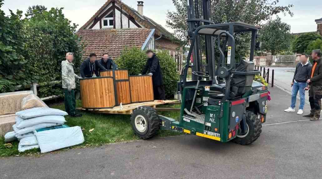 Opération logistique Cargomatic en Normandie : transport routier et dépose de composteurs à l’aide d’un chariot embarqué