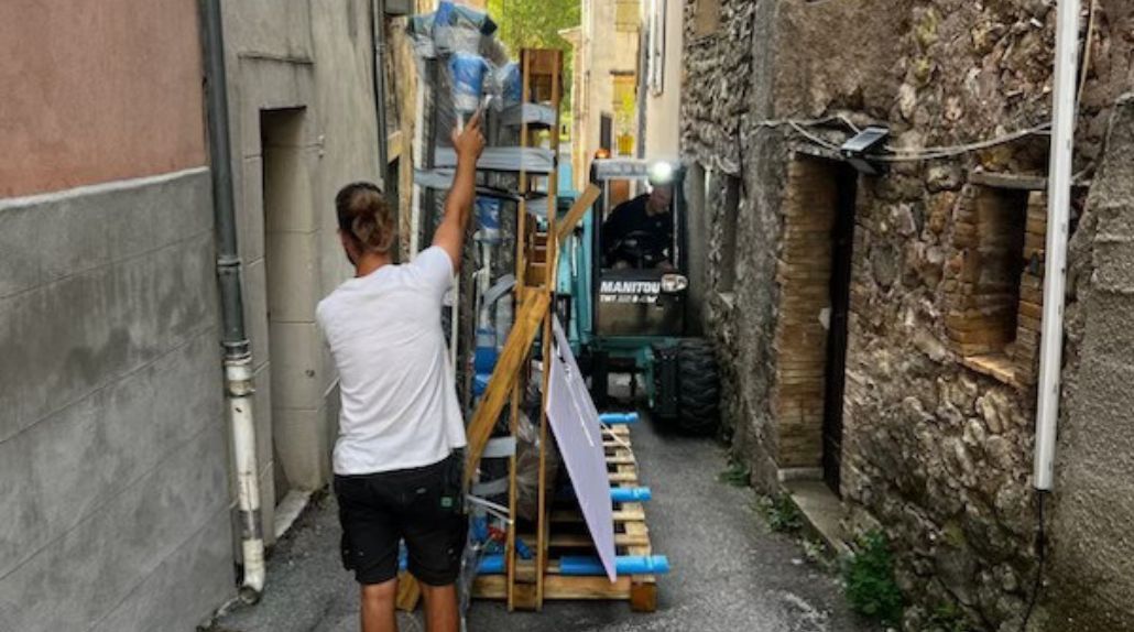 Livraison d’une véranda en accès difficile avec chariot embarqué dans une rue étroite, expertise transport Cargomatic