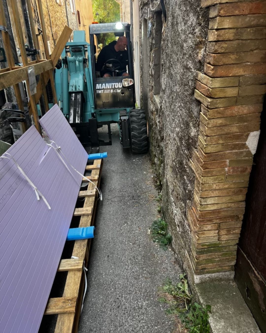 Manutention en accès difficile dans ruelle étroite avec chariot embarqué Manitou, expertise logistique Cargomatic