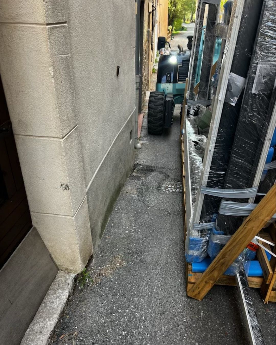 Livraison sensible en accès difficile avec chariot embarqué dans une ruelle étroite, manutention Cargomatic maîtrisée
