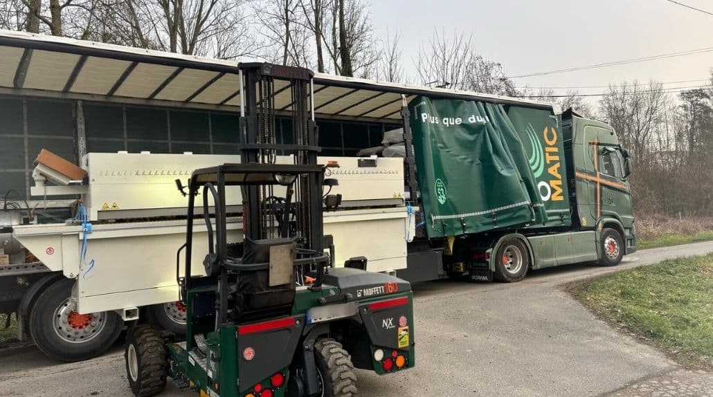Livraison de machine-outil par Cargomatic, transporteur routier spécialisé, camion équipé d’un chariot embarqué pour manutention précise sur site industriel