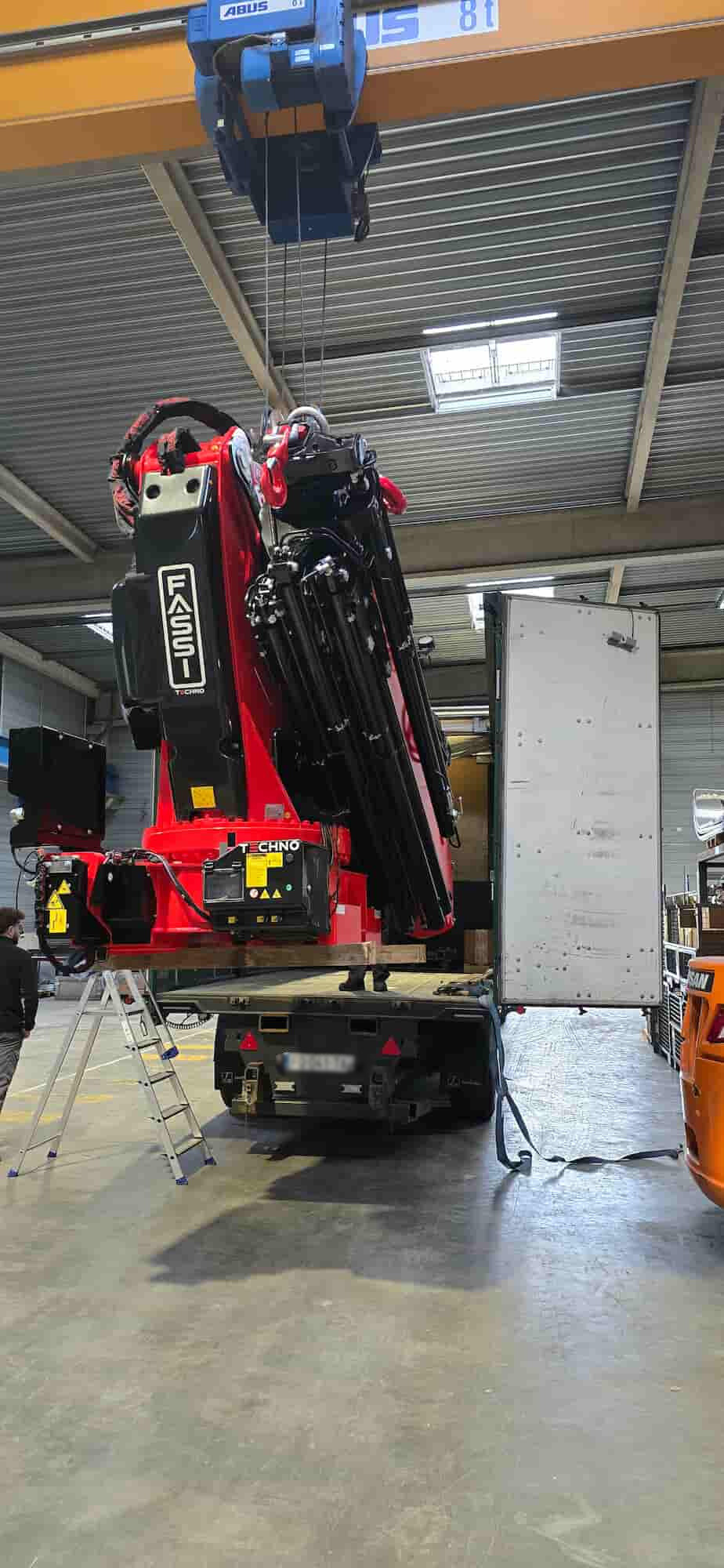 Levage et chargement de grue industrielle 9 tonnes pour transport d'une usine vers une autre