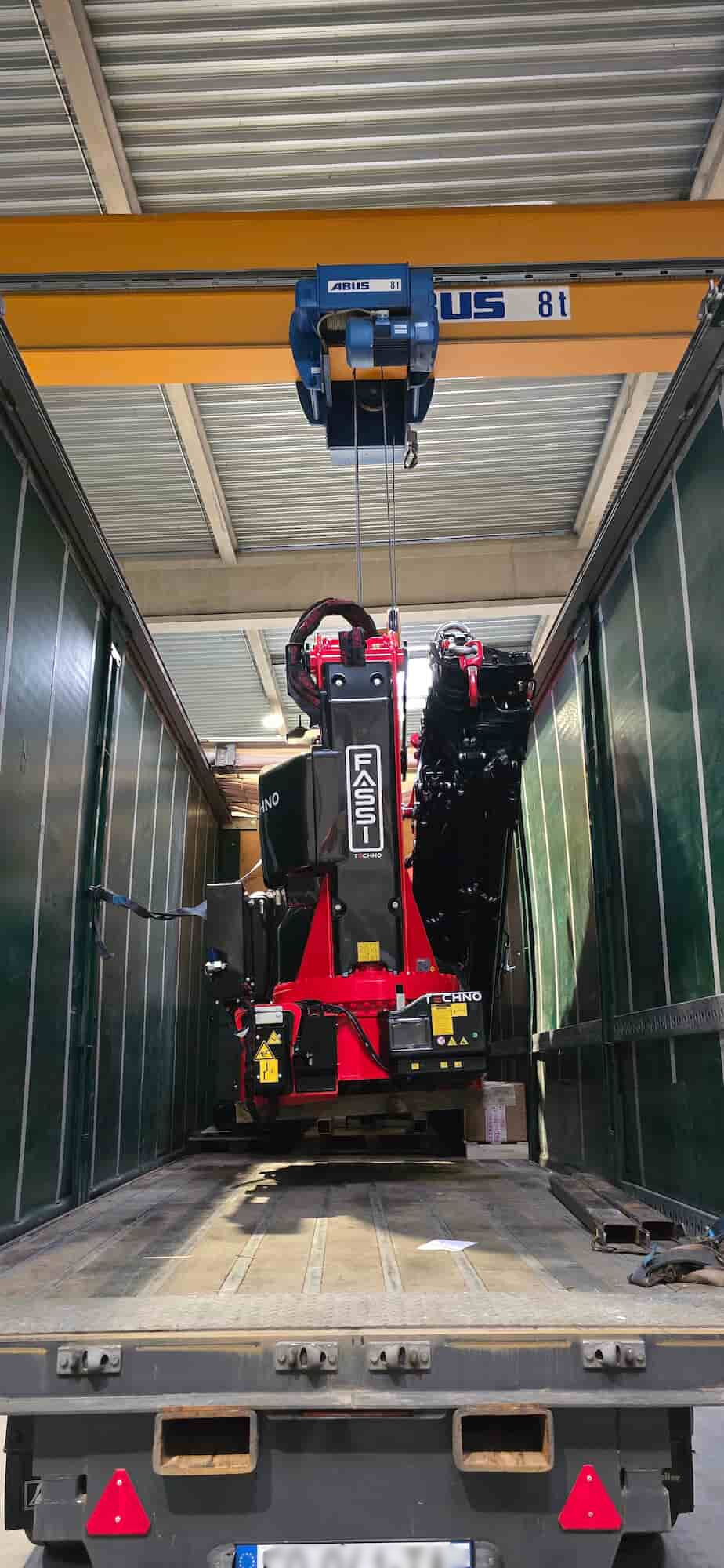Chargement et déchargement d’une grue industrielle 9 tonnes en semi-remorque Cargomatic