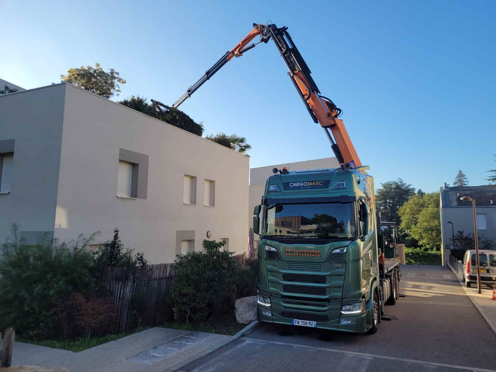 Livraison directe appartement étage immeuble d'une véranda via un camion  Cargomatic grue longue portée