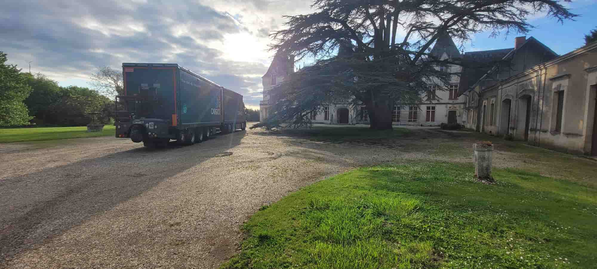 Camion Cargomatic en livraison directe sur chantier dans un manoir en Charente-Maritime