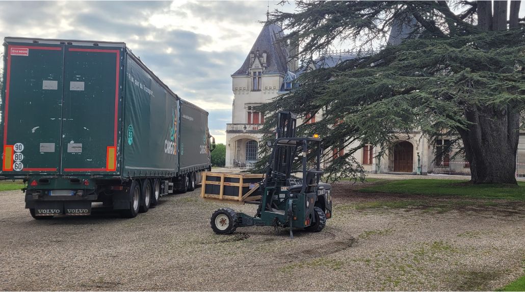 Transport routier direct chantier avec chariot embarqué pour rénovation d’un site prestigieux