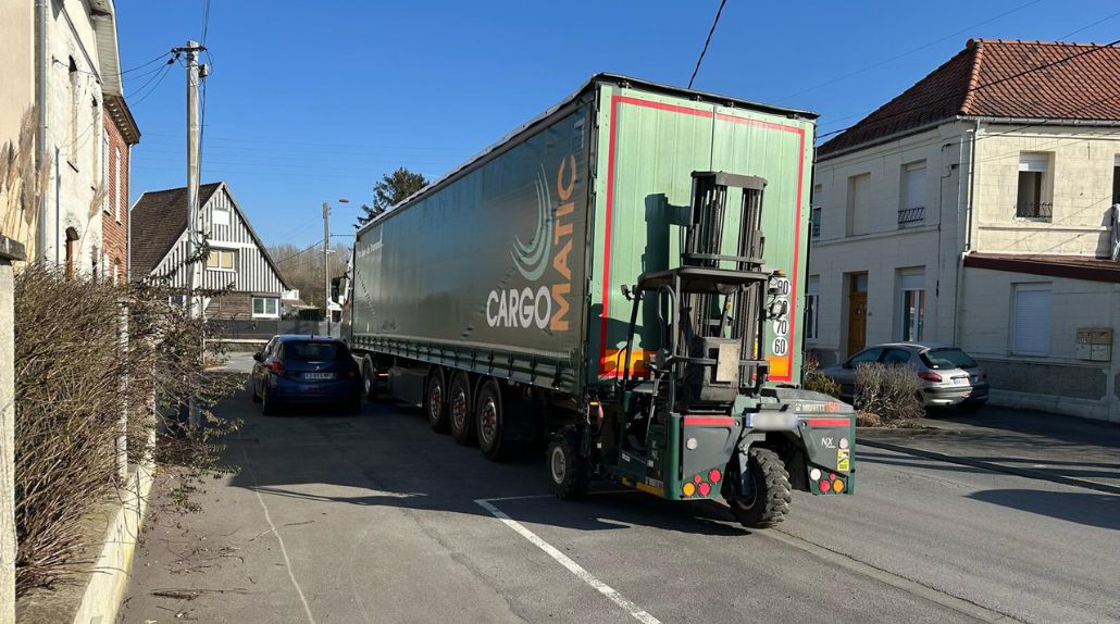 Camion Cargomatic en livraison directe en centre-ville avec chariot embarqué dans le 59
