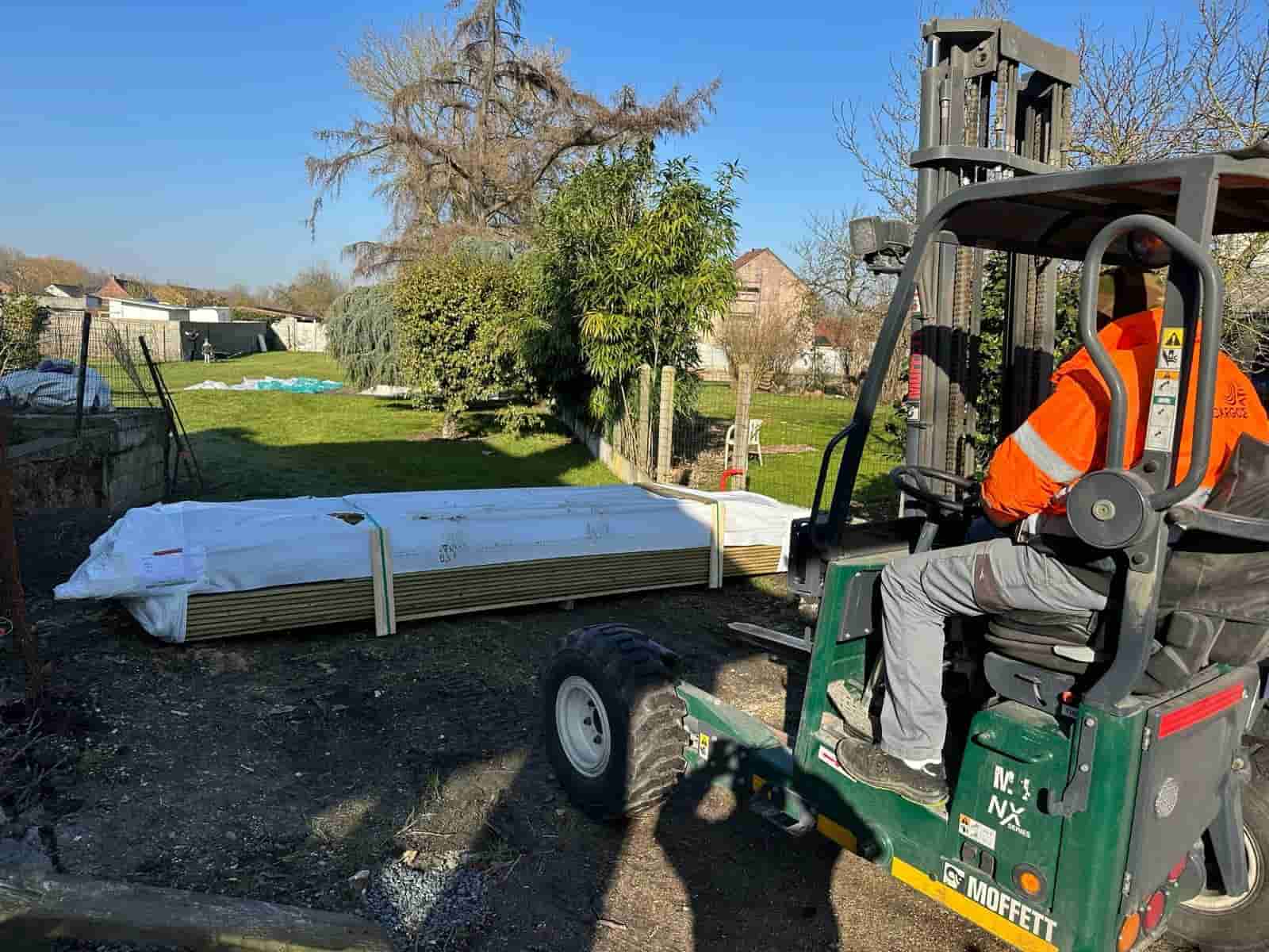 Chariot embarqué en livraison directe à domicile d'un abri de jardin