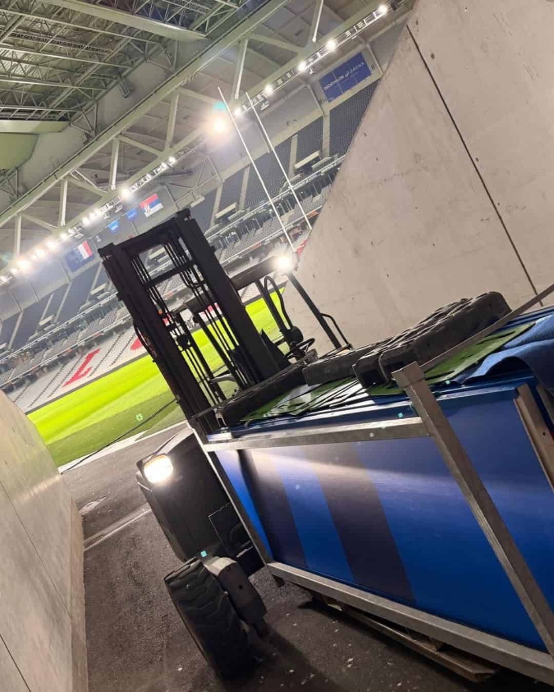 Chariot embarqué en livraison événementielle au stade de Villeneuve-d’Ascq pour le Tournoi des Six Nations