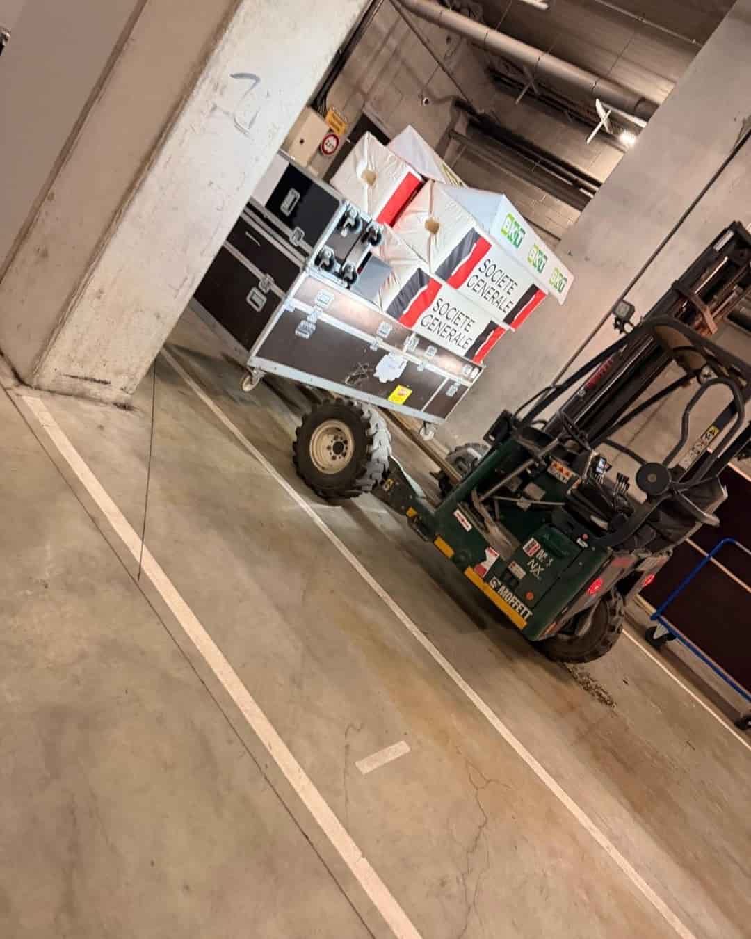 Livraison sensible de matériels événementiels avec chariot embarqué au stade pour tournoi rugby des 6 nations