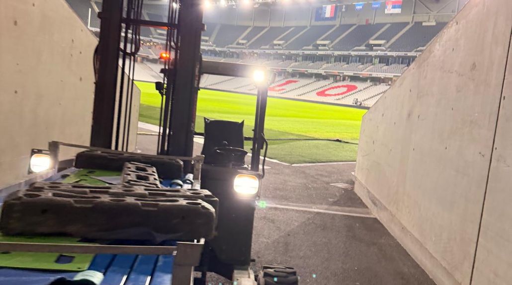 Livraison événementielle Cargomatic avec chariot embarqué au stade de Villeneuve-d’Ascq pour le Tournoi des Six Nations