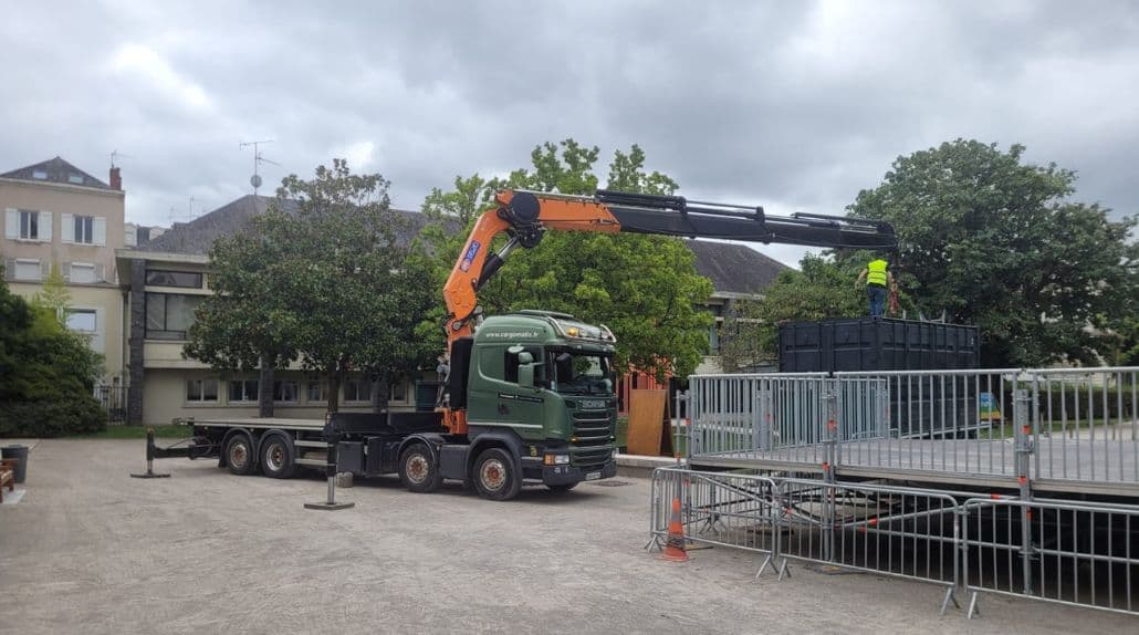 Transport et pose de container culturel via camion plateau équipé grue à Angers 49