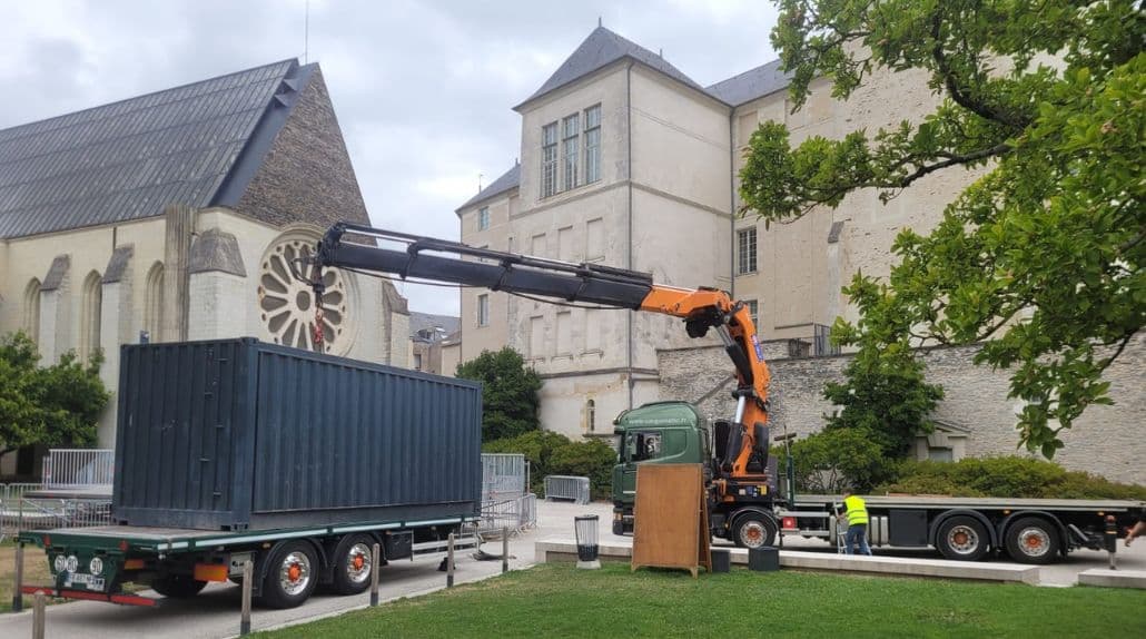 Dépose d’un container culturel par camion plateau équipé grue, centre-ville d’Angers Maine-et-Loire