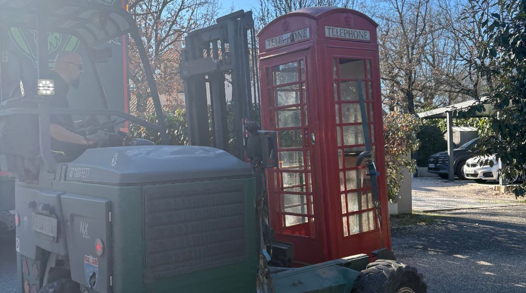 Livraison directe dans le jardin d’une cabine téléphonique anglaise avec chariot embarqué Moffett par Cargomatic