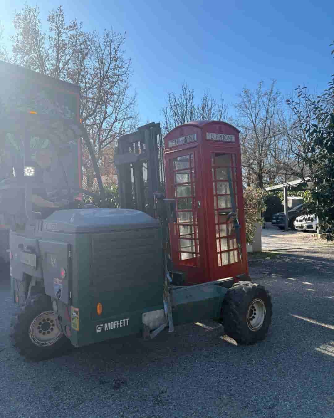 Livraison directe dans le jardin d’une cabine téléphonique anglaise avec chariot embarqué Moffett par Cargomatic