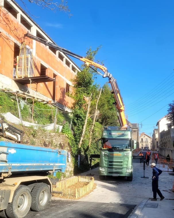 Livraison chantier avec camion grue et levage de menuiseries en étage dans une rue étroite à Nantes