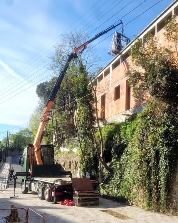 Grutage de menuiseries par camion grue Cargomatic sur chantier urbain avec accès en hauteur à Nantes