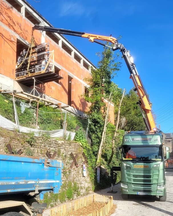 Levage précis de menuiseries avec grue sur chantier urbain à Nantes avec accès restreint