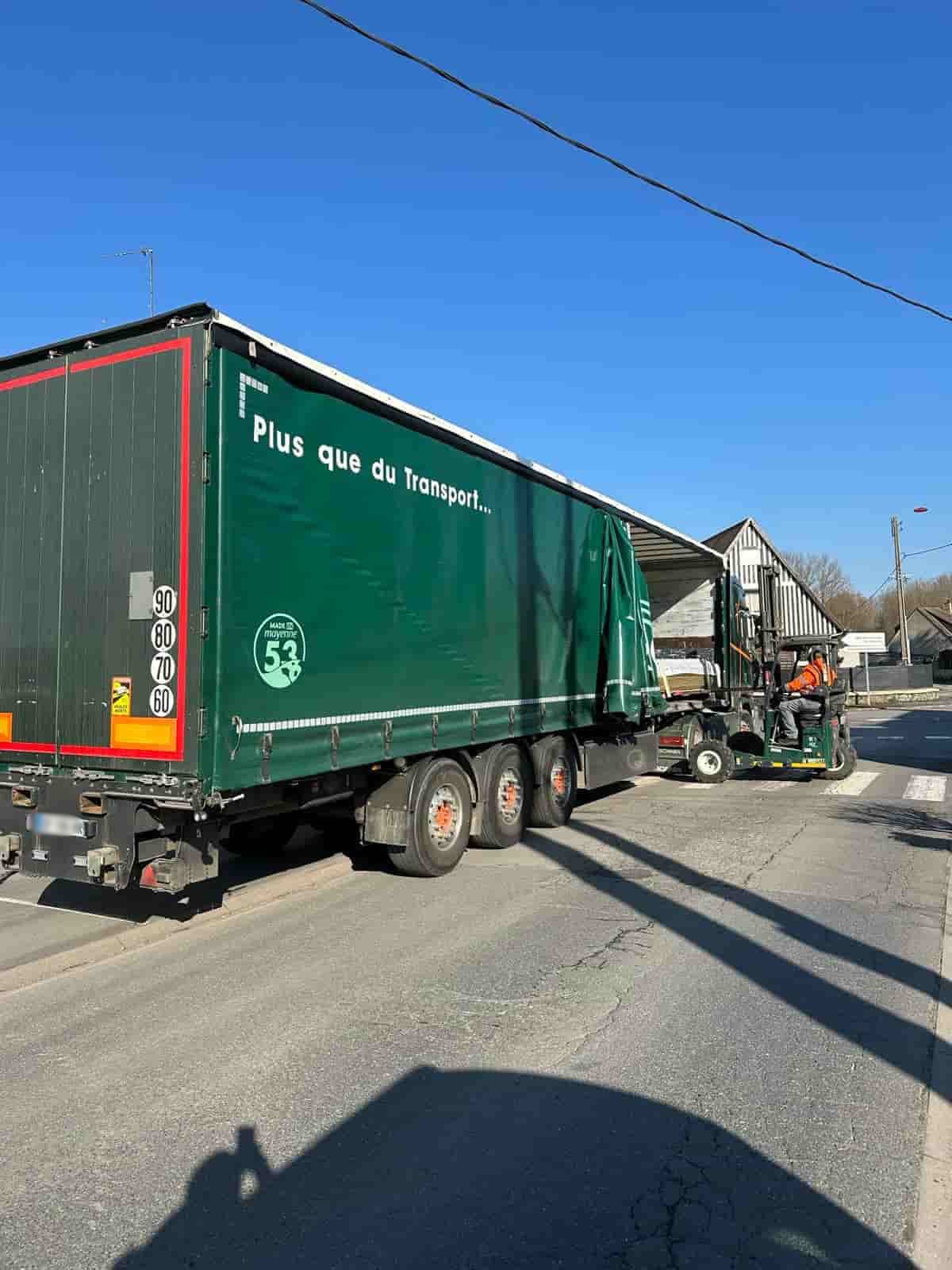 Camion Cargomatic en livraison directe domicile avec chariot embarqué d'un abri de jardin
