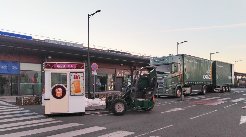 Livraison kiosque bubble tea en centre commercial avec chariot embarqué, transport et manutention précise Cargomatic