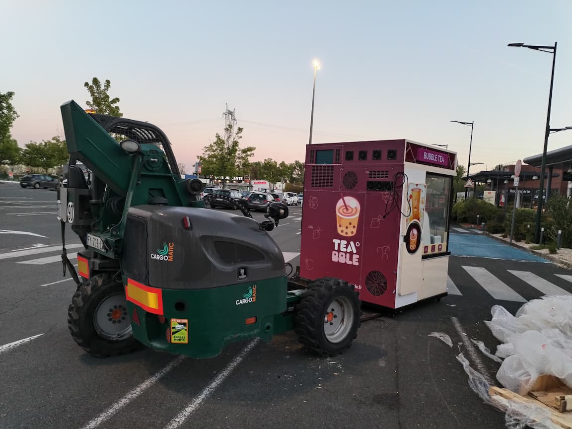Manutention d’un kiosque bubble tea robotisé avec chariot embarqué, livraison sensible en environnement urbain