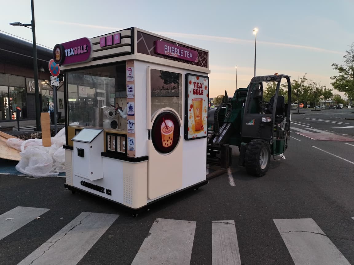 Kiosque bubble tea robotisé livré en centre commercial avec chariot embarqué Cargomatic