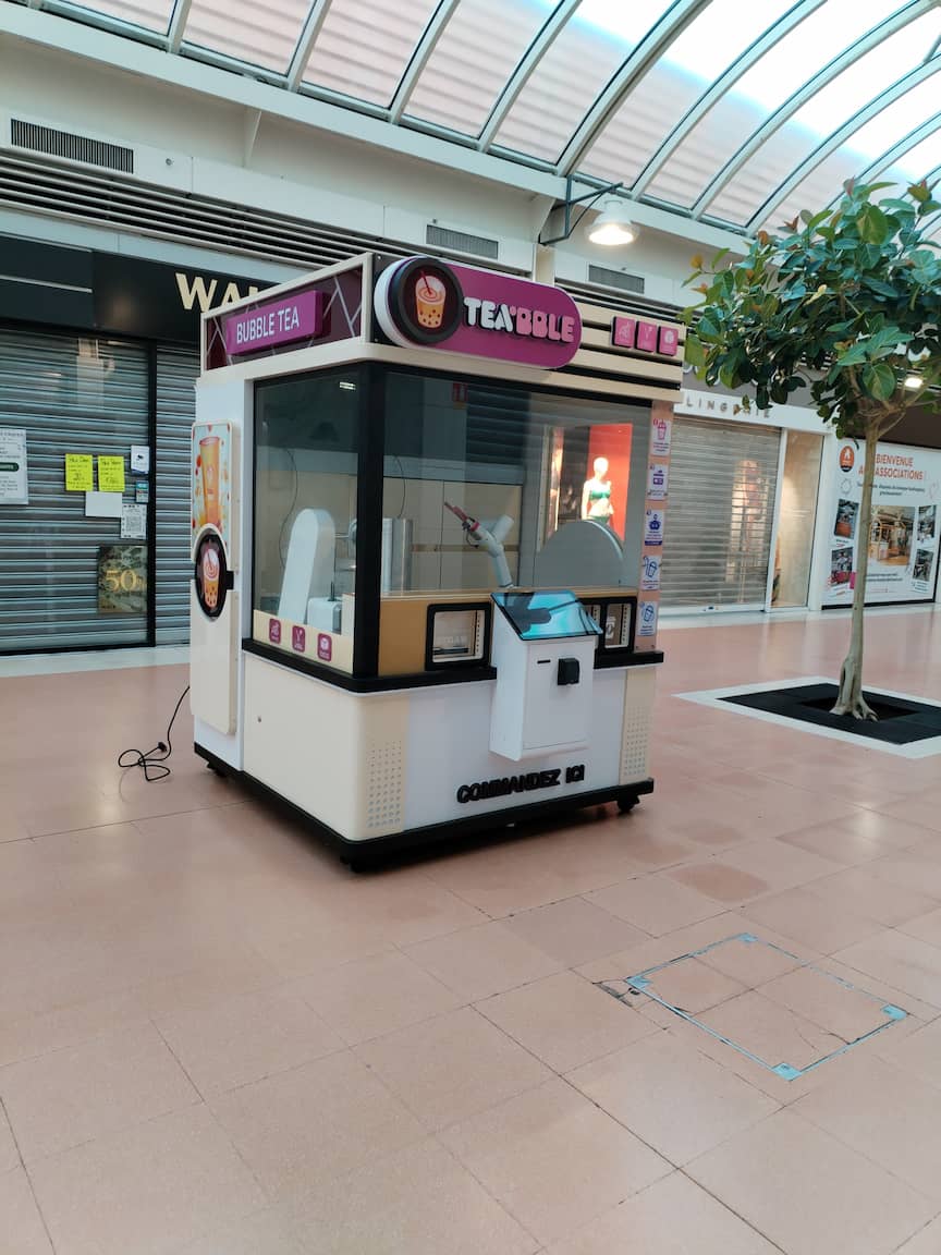 Livraison directe au coeur d'un centre commercial d'une borne bubble tea via chariot embarqué sur un camion Cargomatic