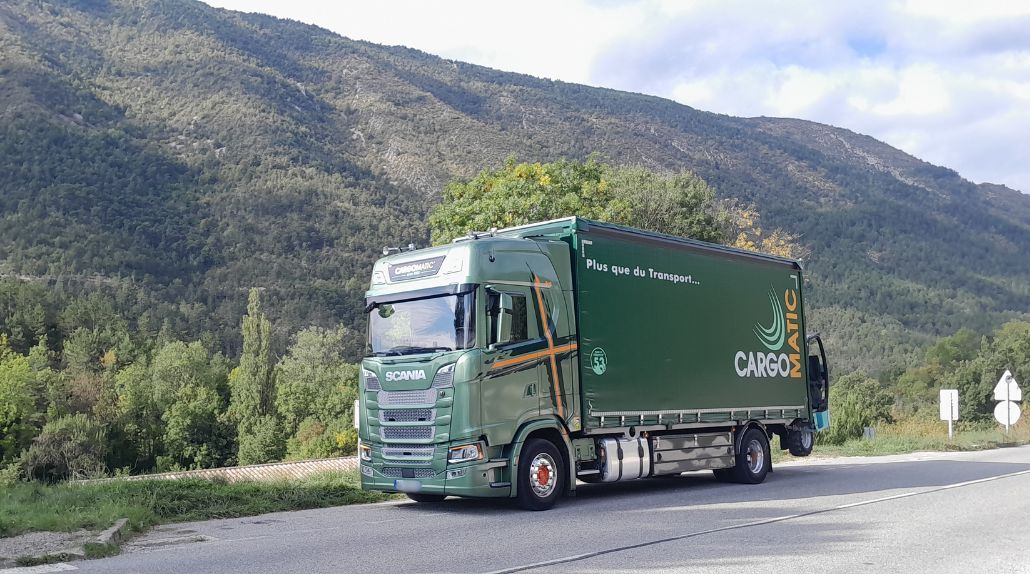 Porteur Scania Cargomatic avec chariot embarqué réalisant une livraison directe en environnement montagneux Gorges du Verdon
