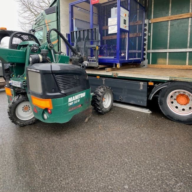 Manutention de machines industrielles lourdes avec chariot embarqué pour transport spécialisé sur semi-remorque
