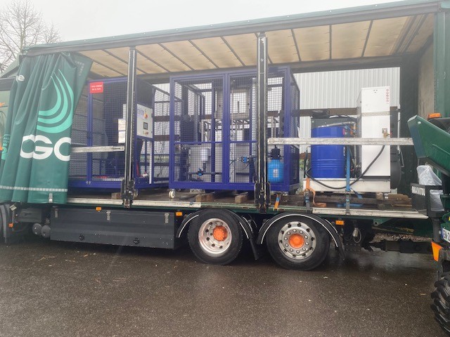 Déchargement de machines industrielles avec chariot embarqué pour transfert sécurisé et manutention sur site industriel effectués par Cargomatic
