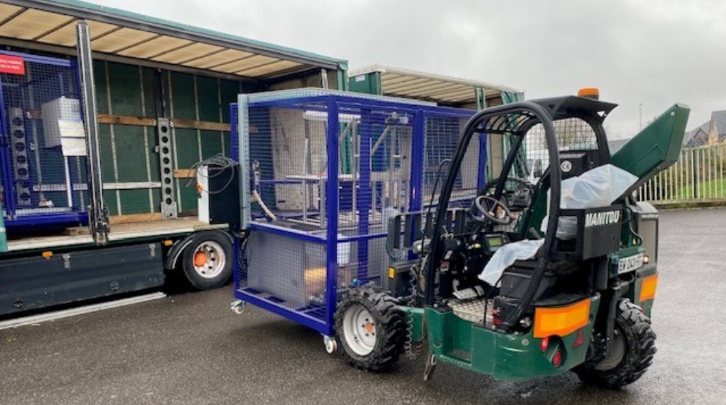 Transfert de machines industrielles avec chariot embarqué et chargement sécurisé sur camion plateau Cargomatic