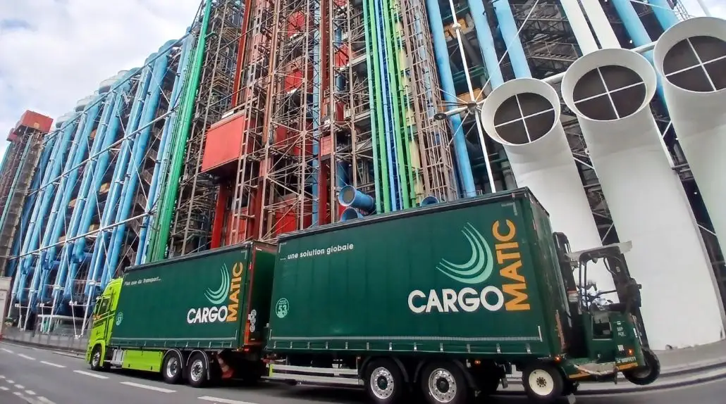 Camion Cargomatic avec chariot embarqué devant le Centre Georges Pompidou pour un enlèvement au sous-sol