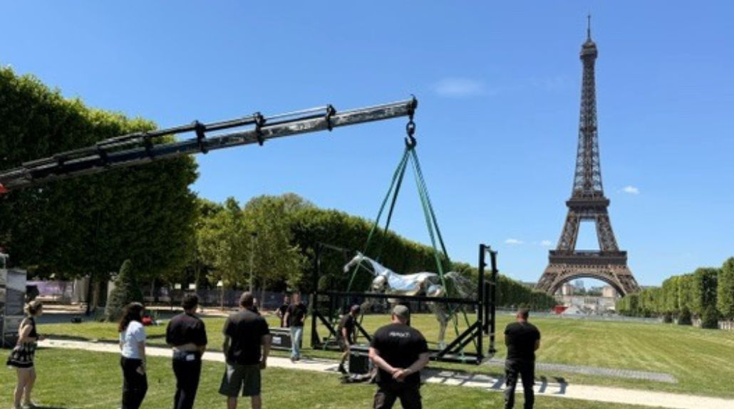 Livraison et manutention de la sculpture Zeus devant la tour Eiffel à Paris par camion-grue, opération logistique événementielle et transport exceptionnel réalisés par Cargomatic